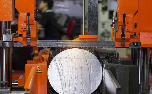 石峰立式金属带锯床切削出现跑带故障解决方法！